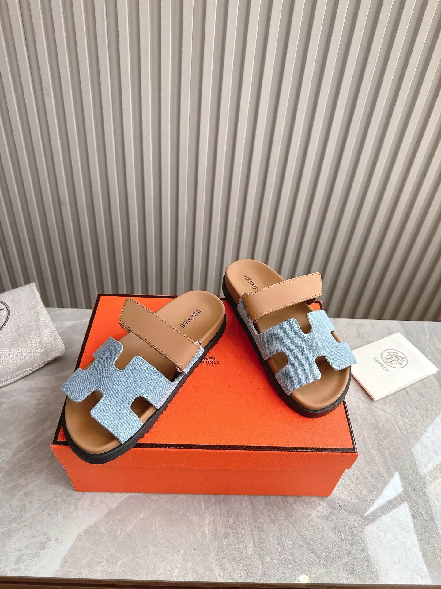p480🐮🐮Couple model (top version) H family 2024 spring and summer new style HERMES Hermes' recently popular couple model pig nose angle sandals and slippers, paired with various colorful socks, popular. Upper: imported original deerskin (the genuine leather edging is not ordinary super migration). Lining: imported genuine leather. Outsole: Tpu non-slip and wear-resistant outsole. Size: Female 35-42 (40/42 non-returnable and non-exchangeable) Male size: 39-45 (45 non-refundable and non-exchangeable)